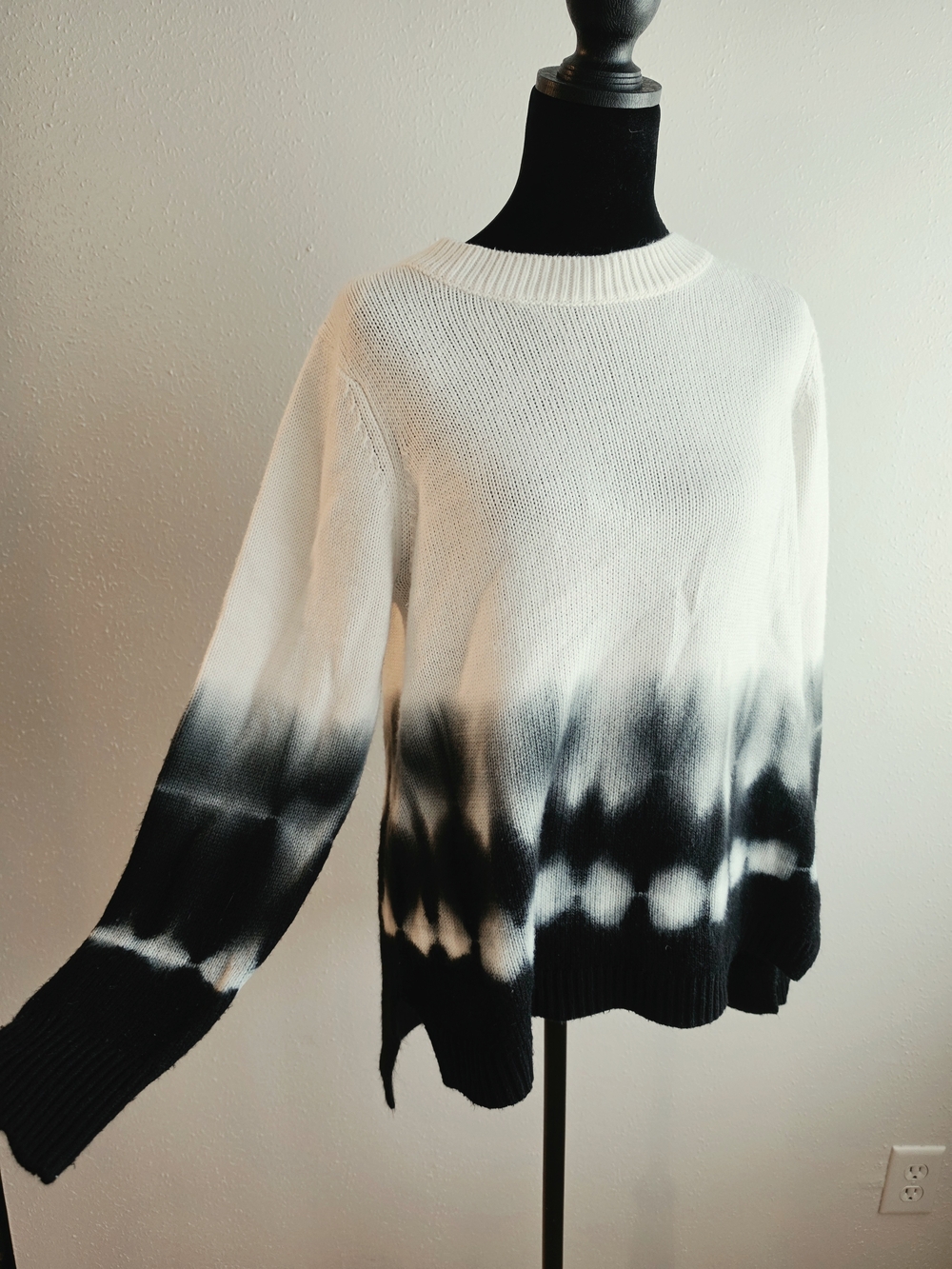 🌟3/$15 Simply Vera Vera Wang Black and White Tie-Dye Crewneck Sweater